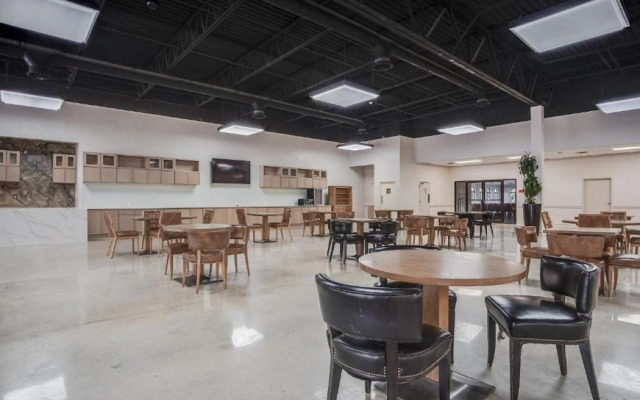 Cottonwood Suites Savannah Hotel & Conference Center