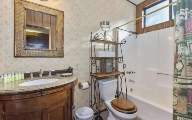 Charming Lakeside Retreat