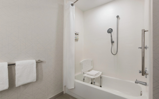 Holiday Inn Exp Stes Univ