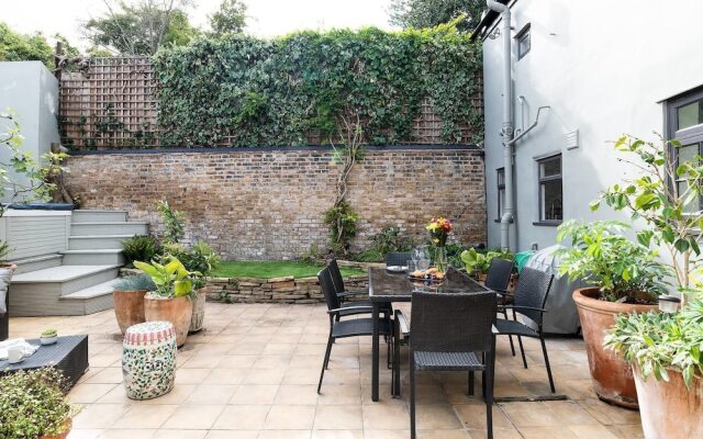 Gorgeous & sleek 4BR house in Hammersmith!