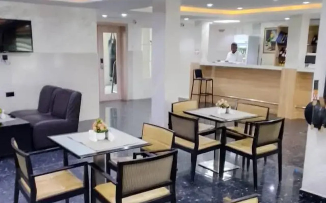 Formula 2 Hotel and Suites