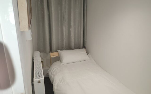 Hidden Treasure- 2 Beds Sleeps 3 Gillingham