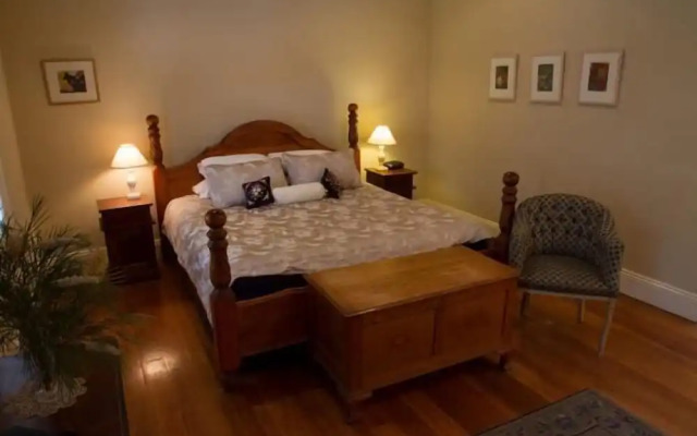 Tizzana Winery Bed & Breakfast