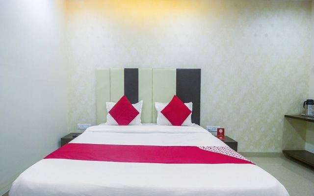 OYO 15982 Hotel Samrat Palace