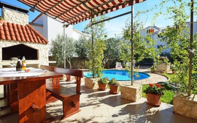 "villa Ukic for 14 People With a Large Pool"