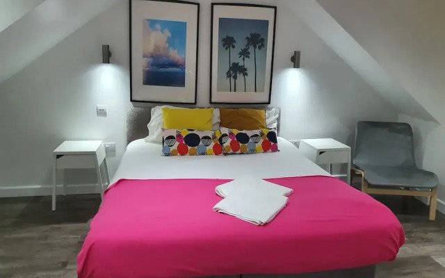 Chic Spacious Apartment in Peterborough