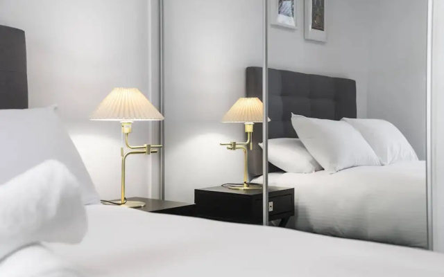 Sleek Southbank 2-bed Apartment With Balcony Views – Guest Rooms – Melbourne