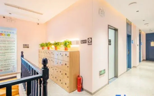 Manyouyou Hostel (Nanjing South Railway Station Shuanglong Avenue Subway Station)
