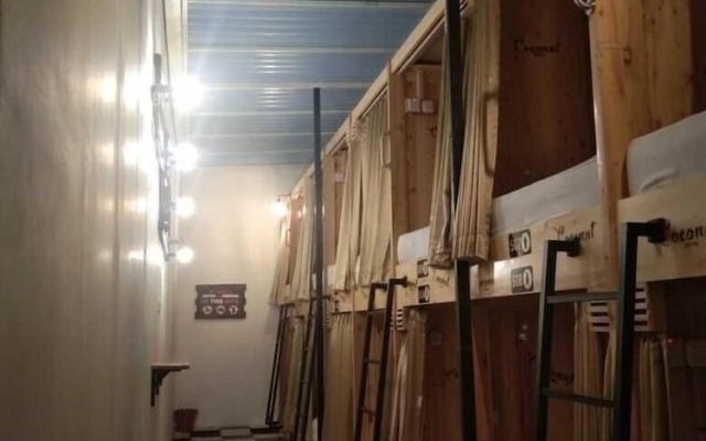 Coconut Hotel - Hostel