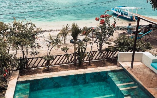 Serenity Luxurious Beachfront Villa & Spa with private Infinity Pool, 8 Guests – Pool – Gili Air