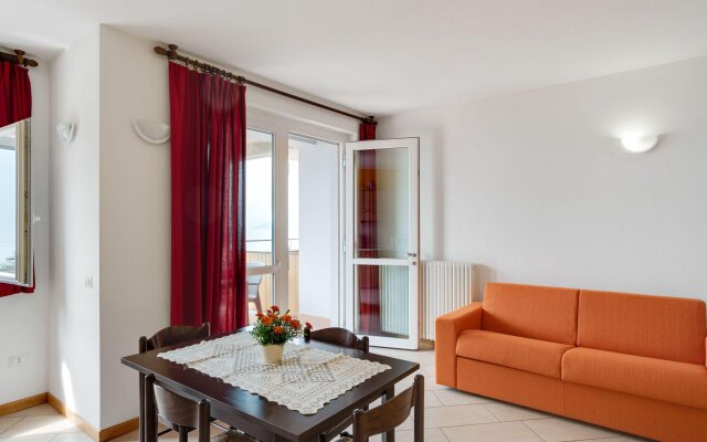 3-room apartment with shared pool, large balcony and fantastic view of the lake.