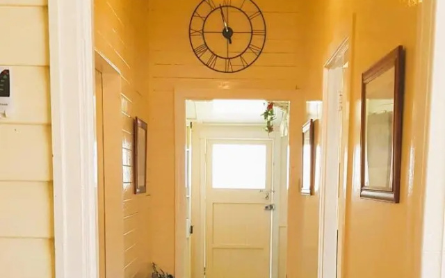 Oakwood House - Entire 4 bedroom house with Foxtel & WiFi