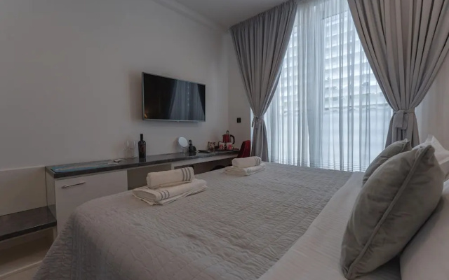 Sky & Sun Luxury Rooms