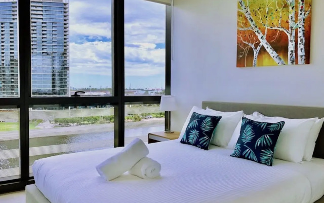 Brilliant Victoria Harbour Waterfront Apartment