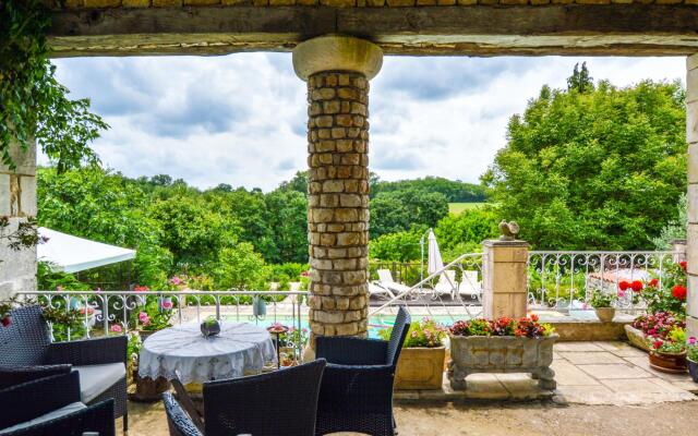 Cozy Holiday Home in La Foret-de-tessé With Private Pool