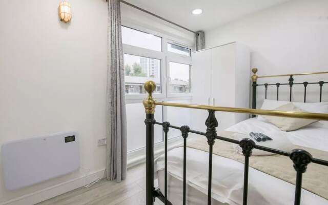 Colorful Apartment near Canary Wharf