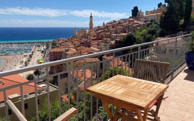 Villa l'ensoleillée vue panoramique mer, 250 m de la plage et du centre ville