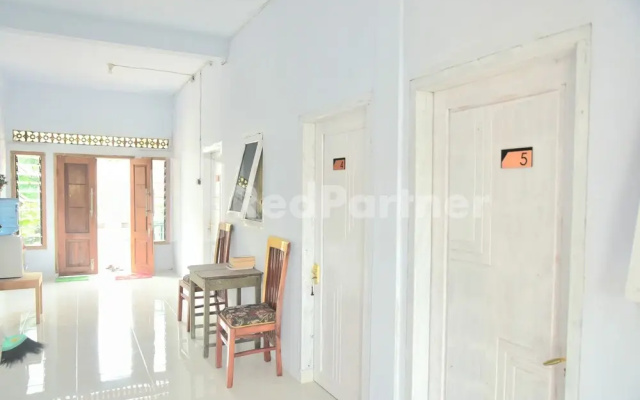 RedDoorz @ Fanta Homestay Lumajang