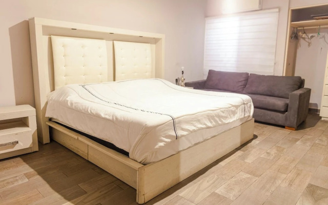 New Cozy San Pedro Home Patio Work Area