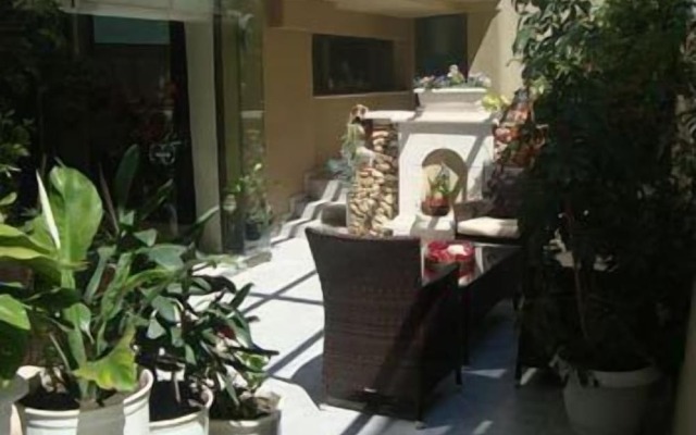 Leonidas Hotel And Apartments