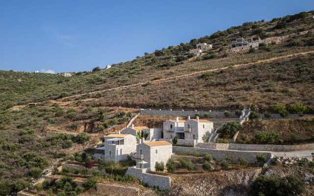 Trapela Limeni Luxury Suites