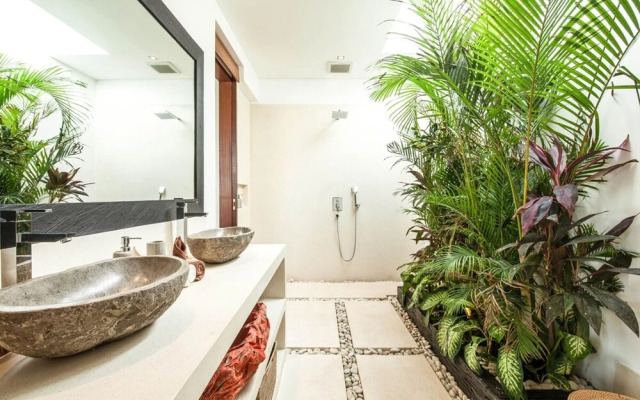 Villa 15 Stunning 6 BR Villa 400m to Beach