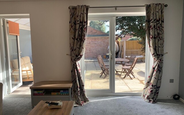 Leominster 3 Bedroom House, Parking Garden Private