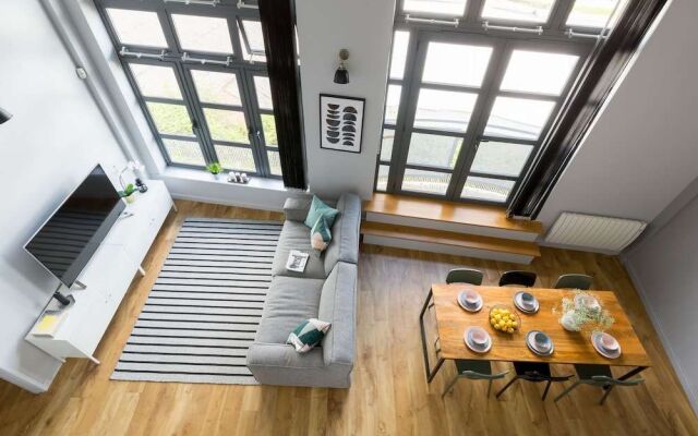 4B Loft Penthouse Industrial City views