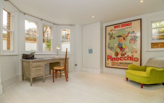 4 Bedroom Canalside Family Home in Oxford