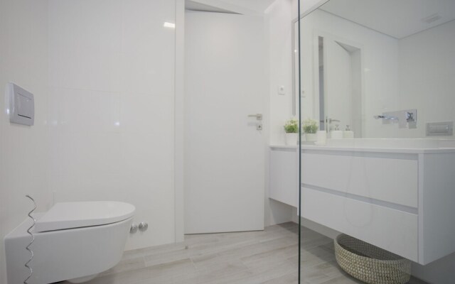 Liiiving - Luxury River View Apartment V