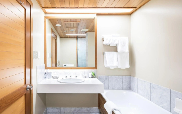 Commodore Airport Hotel