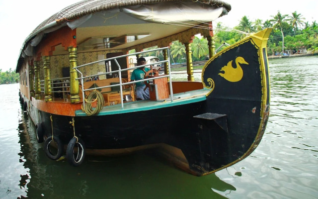 OYO 13525 HouseBoat My Trip Deluxe 3 BHK Private