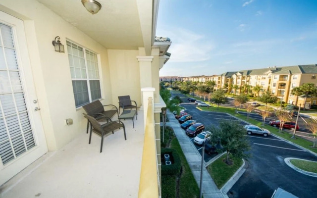 New Vista Cay Lyrica Near Pool Minutes to All Parks and Convention Center