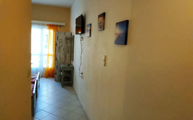 Renia Studios Standard Studio Overlooking the Swimming Pool