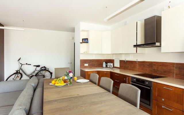 #stayhere - Spacious & Bright 1BDR Apartment Shopping District