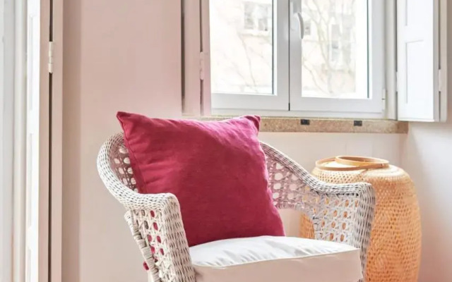 Sunny Renovated Apt With AC, By TimeCooler