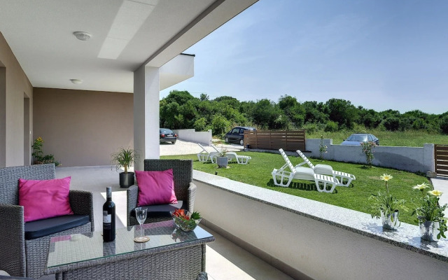 Modern Villa in Pula With Garden