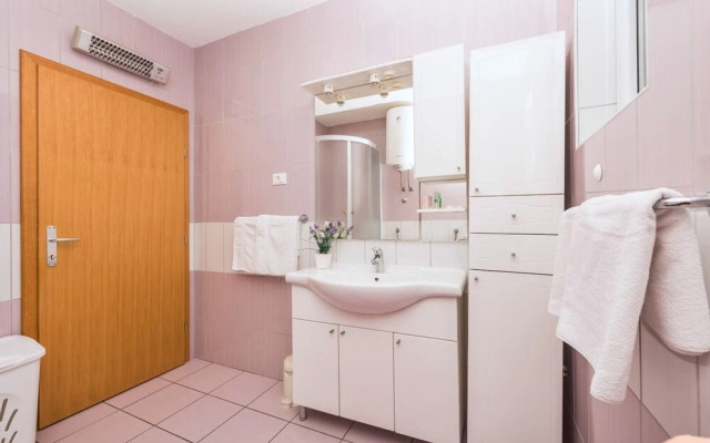 Goran - in the Center of the City - A4 Ljubičasti