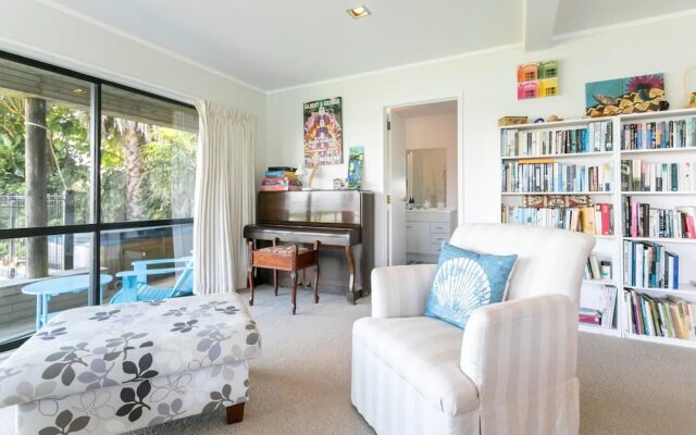 Sunny Poolside Studio in Meadowbank
