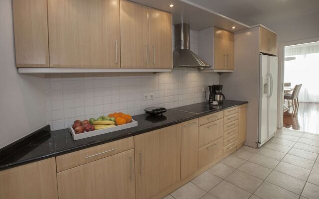 Elegant residence with Panoramic view to Acropolis by GHH