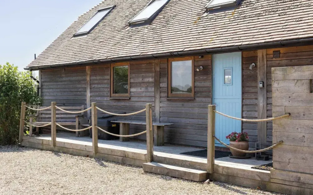Spacious Coastal Retreat for 10 in West Wittering