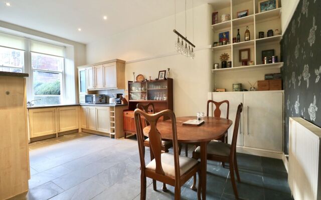 Period Deco flat in west end