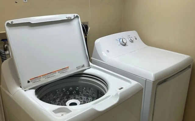 Garden-level 2BR Pet-friendly Near Downtown