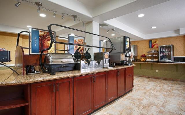 Best Western Plus Raffles Inn & Suites