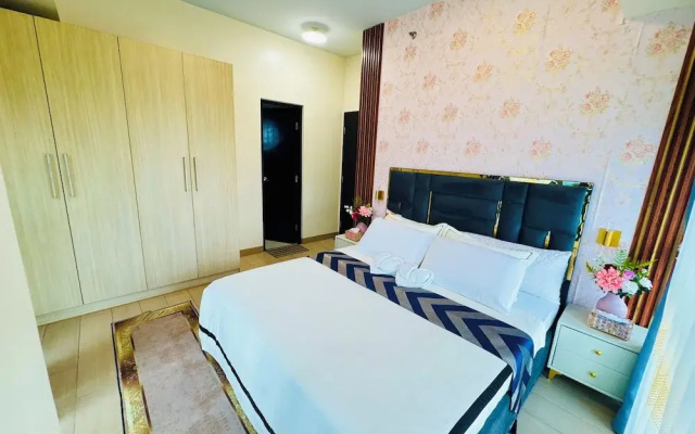 Luxury Staycation beside Okada