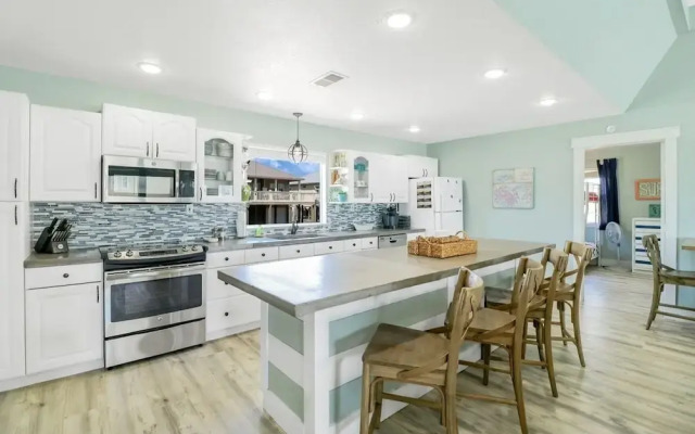 Always Sunny 3 Bedroom Home by RedAwning