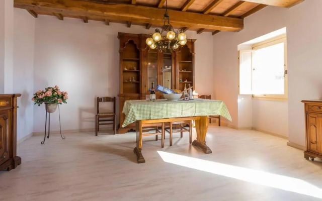Villa Costanzi: Comfy Apartment Below The Cucco