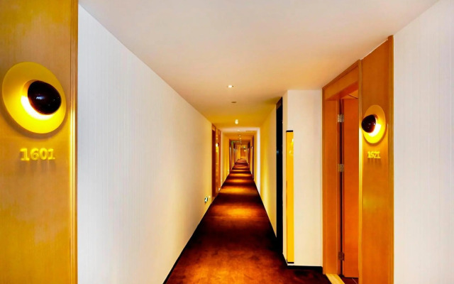 IU Hotels·Xingyi Sports Center