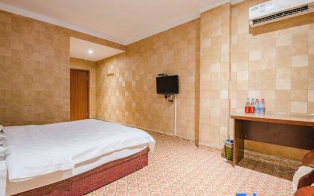 Xianglong Business Hotel (Xinyang Railway Station Tianrun Plaza)