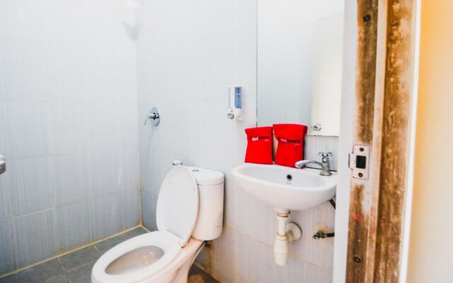 Reddoorz Plus near Mall Ratu Indah 2